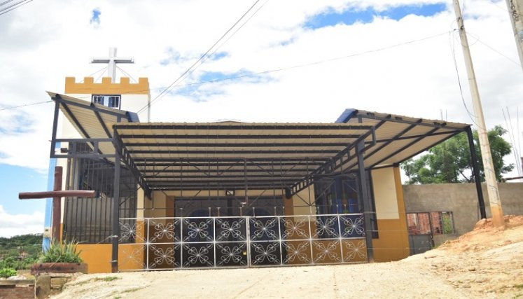La iglesia se mantiene en condición de capilla, y poco a poco ha sido mejorada./Fotógrafo: Pablo Castillo/La Opinión