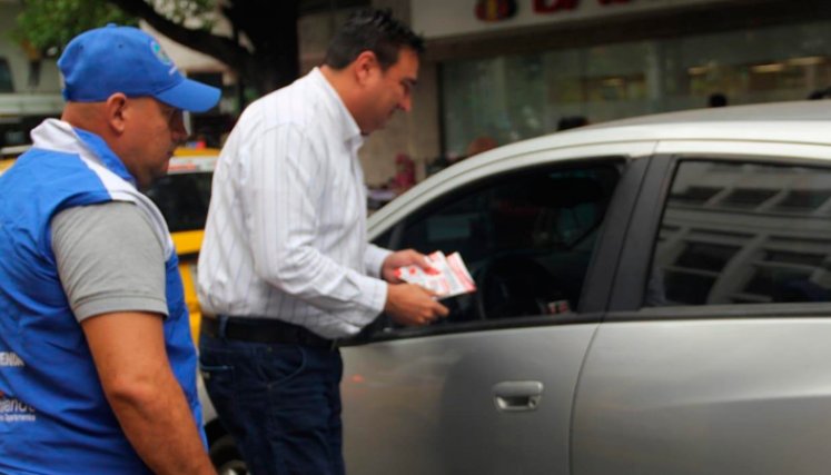 El secretario de Hacienda, Oscar Gerardino, reparte aquí información relacionada sobre las alternativas que hay para el pago del impuesto automotor.
