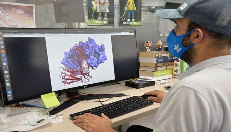 El profesor Juvenal Yosa Reyes, en el Laboratorio de Simulación Molecular y Bioinformática de la Universidad Simón Bolívar. / Cortesía/ La Opinión 