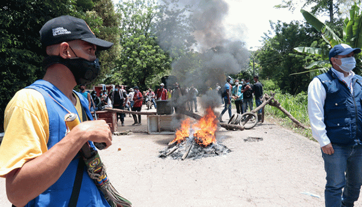 En la vía Tibú, los manifestantes levantaron barricadas para bloquear el paso hacia las diferentes localidades el Catatumbo. / Foto Luis Alfredo Estévez / La Opinión