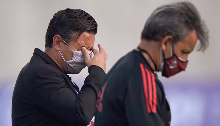 Marcelo Gallardo, técnico de River Plate, afectado por los gases lacrimógenos en Barranquilla