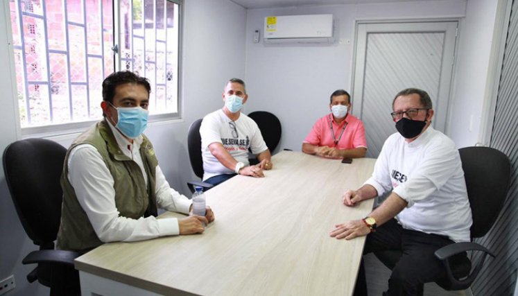 Los miembros del comité de revocatoria contra el alcalde Jairo Yáñez en reunión junto al registrador nacional, Alexander Vega, hace algunos meses. / Foto: archivo La Opinión