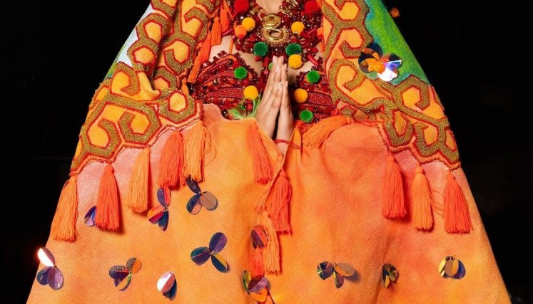 Se cumple desfile de las candidatas de Miss Universo en traje típico nacional 