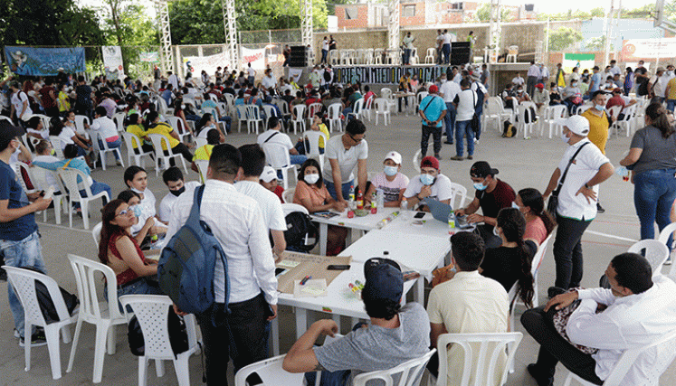 Aspecto del cabildo abierto cumplido el viernes en El Zulia, con presencia de 1.000 delegados de las organizaciones que apoyan el paro. / Foto Alfredo Estévez/ La Opinión