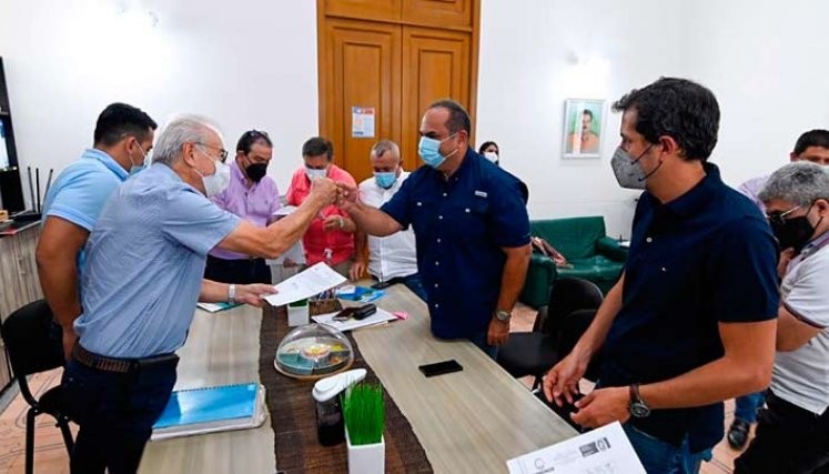 El alcalde Jairo Yáñez y el director de Cormonor, Gregorio Angarita celebran el pacto para despegar ell proyecto de las PTAR de cúcuta./Foto Cortesía