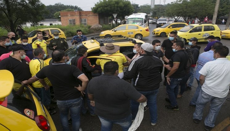 Taxistas que no apoyaban la movilización. / Juan Pablo Cohen/ La Opinión 