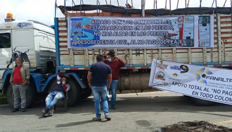 Los cierres viales se han sentido en las ‘goteras’ de la ciudad, como el Anillo Vial Occidental. / Foto Alfredo Estévez/ La Opinión