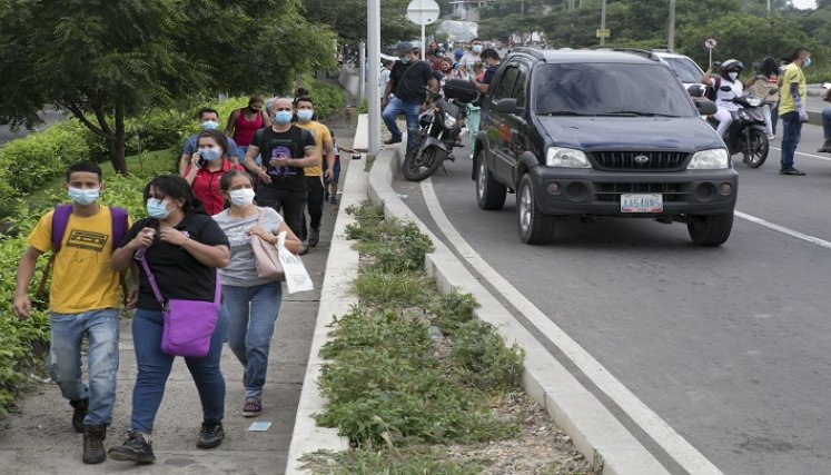 Ante el cierre de la “Bajada del Indio”, las personas tuvieron que caminar para llegar a sus lugares de trabajo. 