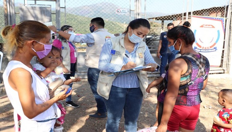 Buscan contribuir al mejoramiento de la respuesta integral de la crisis migratoria, mediante la prestación directa de servicios de orientación. / Cortesía/ La Opinión 