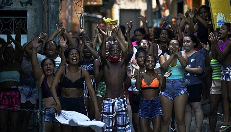 “¡Dejen de matarnos!”, gritaron manifestantes que salieron ayer a protestar por la masacre en una favela de Río de Janeiro, en lo que terminó una operación policial antidrogas./Foto Afp