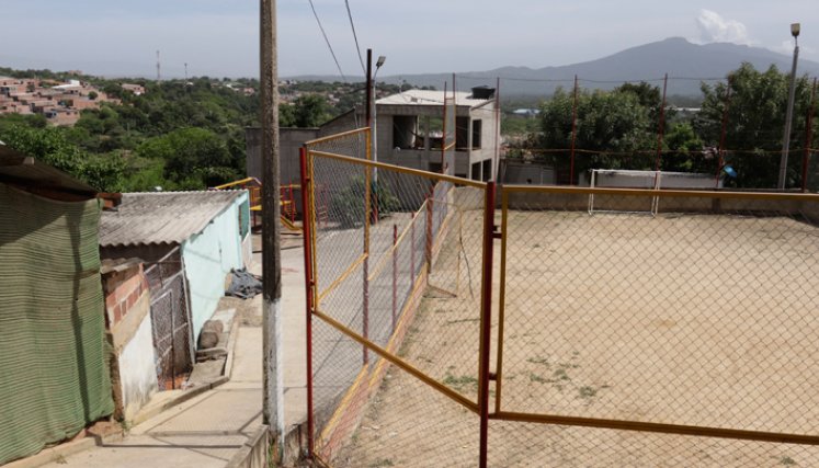 La cancha sirve de lugar para encuentros comunales.