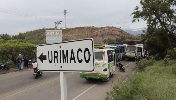 Solo permiten el paso de vehículos de emergencia y personal de la salud.