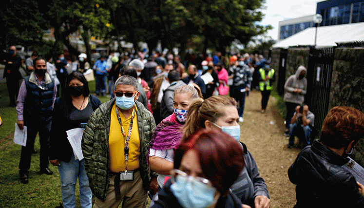 Largas filas se presentan en el Centro Comercial El Dorado Plaza, uno de los varios puntos de vacunación contra la COVID-19 abiertos en Bogotá para atender a mayores de 55 años sin cita previa. /Foto Sergio Acero/ Colprensa