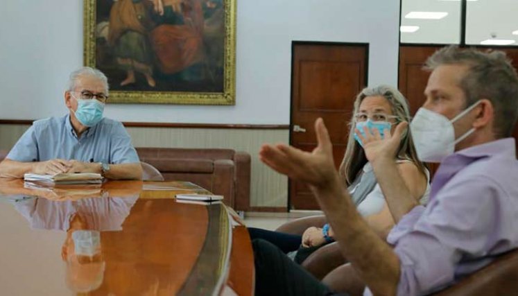 El alcalde, Jairo Yáñez, recibió en su despacho al embajador de Canadá, Marcel Lebleu./Foto Cortesía
