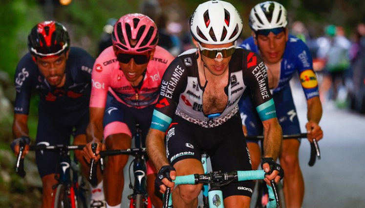 (De izquierda a derecha) El ciclista colombiano del Team Ineos Daniel Martinez, su compañero de equipo y paisano Egan Bernal; el pedalista del Team BikeExchange de Gran Bretaña Simon Yates y el integrante del Team Deceuninck de Portugal Joao Almeida. / Foto: AFP