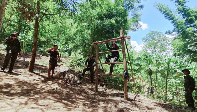 Activistas contra el golpe de Estado de militares en Birmania se sumaron a entrenamiento militar básico en el campamento de Karen National Union (KNU), un grupo étnico rebelde en el estado Karen, después de que personas huyeron de las principales ciudades de Myanmar debido a la represión militar y buscaron refugio en territorios rebeldes. / Foto: AFP
