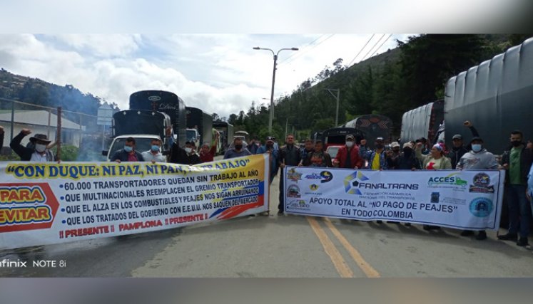 Camioneros se sumaron al paro nacional y bloquearon la vía entre Pamplona y los pueblos del suroriente de Norte de Santander, Arauca, Boyacá y la zona de Málaga, Santander. / Foto: Roberto Ospino