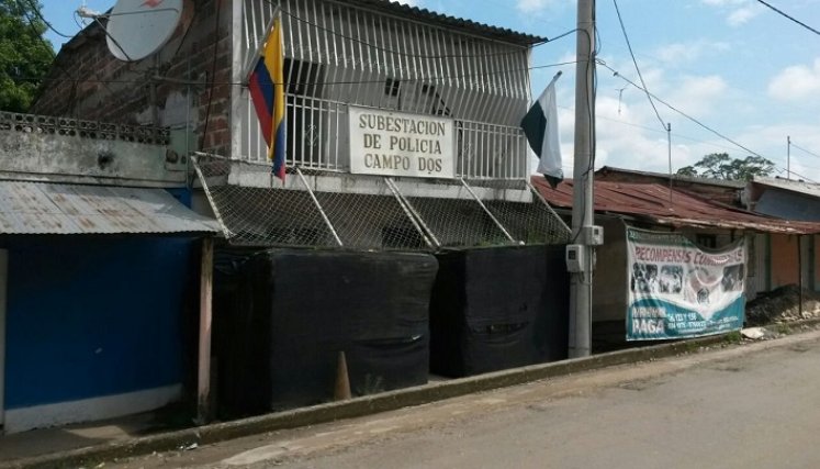 El patrullero estaba frente a la subestación cuando fue impactado.