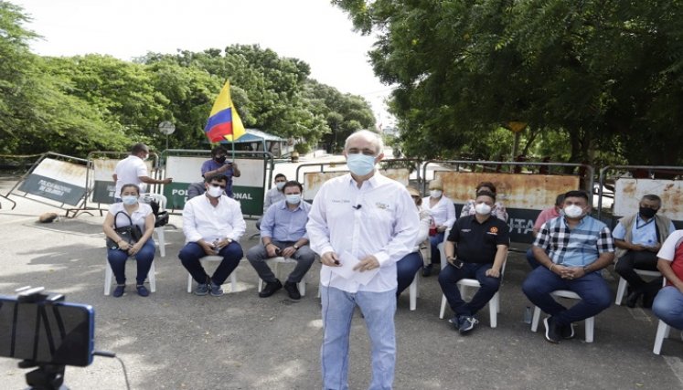 Gremios de empresarios desde el puente Internacional Francisco de Paula Santander que une a Colombia y Venezuela, exigen la apertura de los   puentes para tránsito vehicular. Denuncian millonarias perdidas por el cierre. /FOTO: Estevez