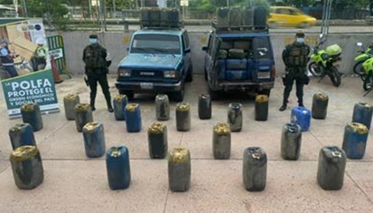 Las autoridades sorprendieron los vehículos cuando iban por una trocha fronteriza.