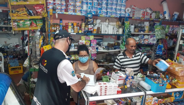 Hacienda Departamental adelanta visitas a los negocios para orientar en la compra de licores y cigarrillos legales./Foto Cortesía