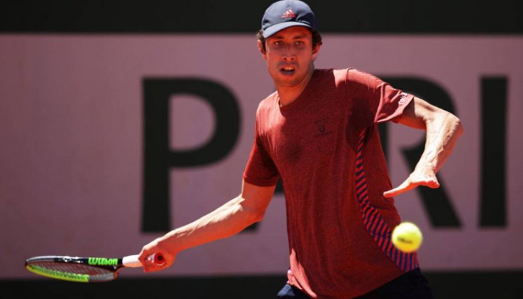 Daniel Galán durante su juego por primera ronda del cuadro principal de Roland Garros. / Foto: Getty Images - Adam Pretty