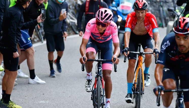 Egan Bernal conserva una cómoda ventaja sobre el italiano Damiano Caruso, segundo a 2 minutos 21 segundos. Yates remontó de la 5ª a la 3ª plaza, a 3 minutos y 23 segundos. 