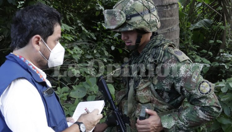 Los soldados permanecieron resguardados por la guardia campesina, mientras arribaron funcionarios de la Defensoría del Pueblo. / Foto: Alfredo Estévez