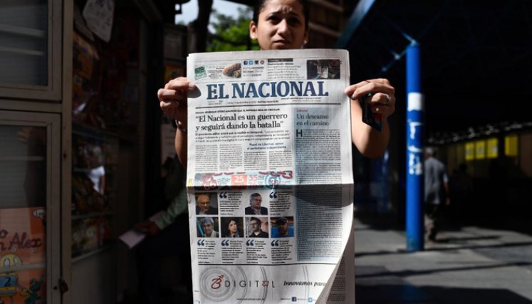 El Nacional, emblemático diario fundado en 1943, dejó de circular en edición impresa en diciembre de 2018 tras 75 años de historia, incluidas dos décadas de choque con los gobiernos de Hugo Chávez (1999-2013) y su sucesor, Maduro.
