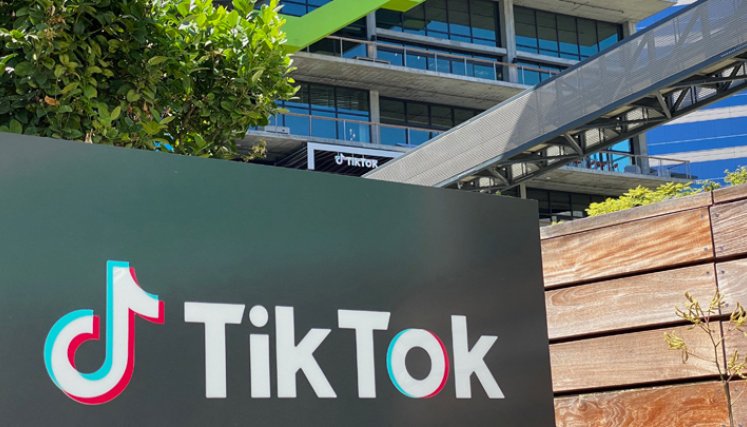 TikTok también es criticado por "ciertos términos contractuales (...) que pueden considerarse engañosos y confusos". / Foto: AFP