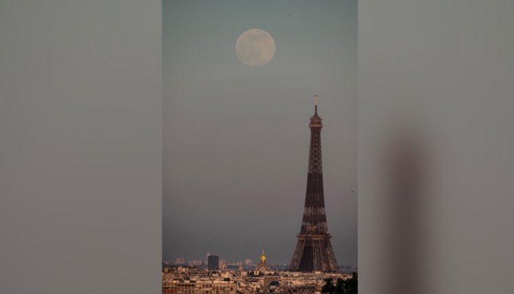 Aunque el turismo se ha hundido debido a la pandemia, las ganas de ir al baño también les entra a los parisinos que no estén cerca de su casa. / Foto: AFP
