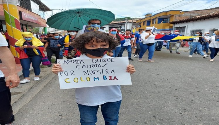 Los niños están presentes en la jornada que transcurre de manera pacífica.