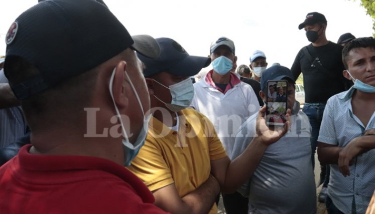 Una videollamada entre Isad Roa, líder de vereda Patillales, el ministro de Agricultura Rodolfo Zea, el gobernador de Norte de Santander, Silvano Serrano, y Jairo Humberto Cristo, representante de Cámara, puso punto final al cierre vial. / Foto: Alfredo Estévez