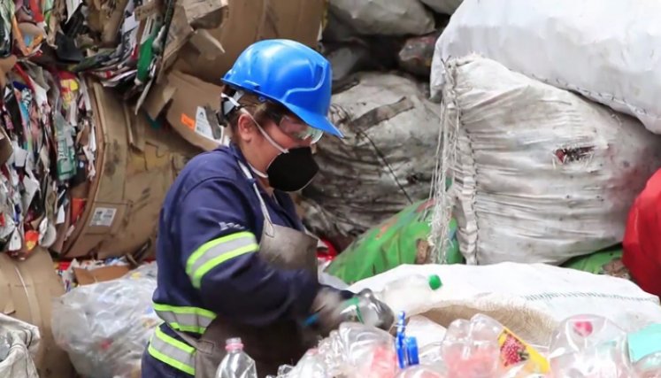 Contar con una estructura concreta (34 operaciones de residuos, 7 centros de aprovechamiento, alianzas y contacto con asociaciones de recicladores y gestores externos) le permitió a Veolia respaldar la solución ofertada al cumplimiento del gran reto de neutralidad de Alpina. / Foto: Cortesía
