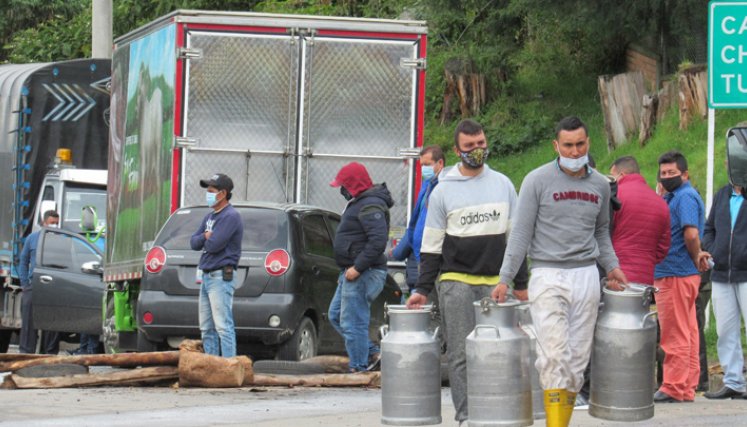 En Urimaco, entre Cúcuta y El Zulia, un grupos de camioneros mantiene el cierre vial como apoyo al paro. / Foto: La Opinión