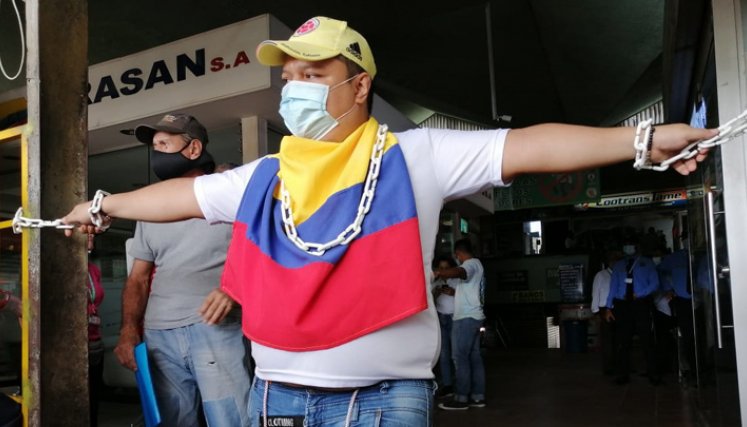 Mario de Jesús Martínez, hijo de una propietaria de negocio y quien se encadenó para protestar por las medidas que ha adoptado la gerencia, indicó que desde  hace meses el gerente tomó la decisión de habilitar una sola puerta para beneficiar a unos pocos. / Foto: La Opinión