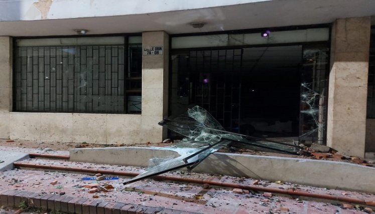 Los vidrios y las instalaciones de la entidad bancaria quedaron destrozados.