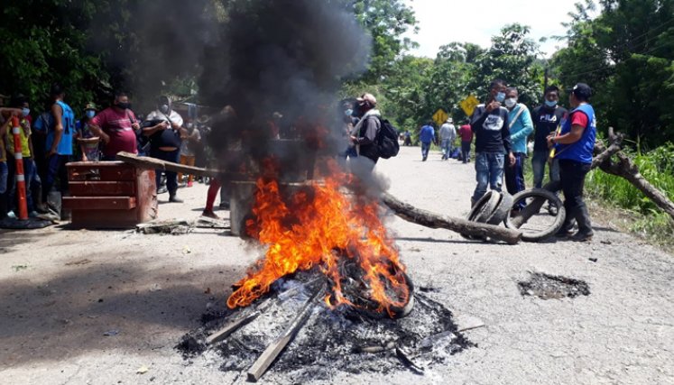 Campesinos del Catatumbo se concentran este martes desde muy temprano en vías las que conducen a Tibú y Ocaña desde El Zulia, por lo que el tránsito vehicular permanece cerrado. La movilización es parte del paro nacional. / Foto: Alfredo Estévez