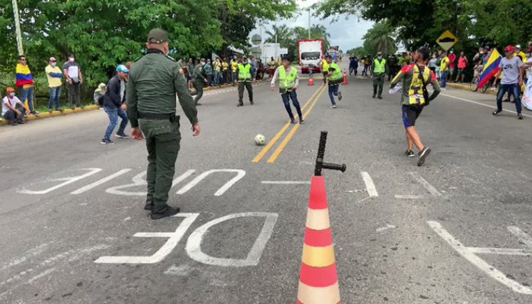Manifestantes y policías se unieron en un partido de fútbol. / Foto: Captura de video