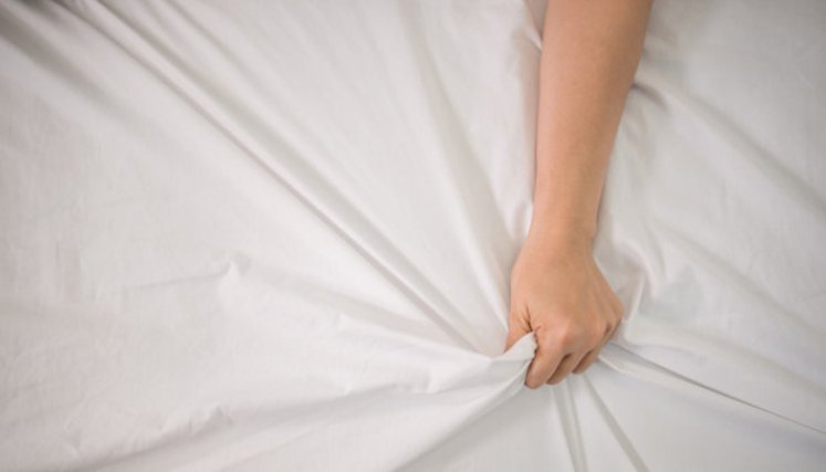 La pareja del paciente reumático siempre podrá aportar para mejorar la vida sexual. Es importante acompañar al paciente en el proceso médico para tener un conocimiento amplio de cuáles son las limitaciones que causa la enfermedad frente a la práctica de los encuentros sexuales y así aprender a reconocer los mejores momentos para ajustar las expectativas de ambos. / Foto. Freepik