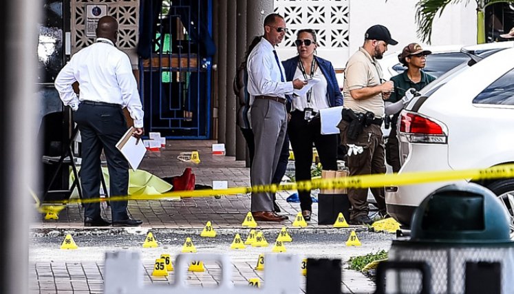 Dos personas murieron y al menos 20 resultaron heridas, cuando tres tiradores dispararon indiscriminadamente contra una multitud afuera de un concierto en Miami, Florida. / Foto: AFP
