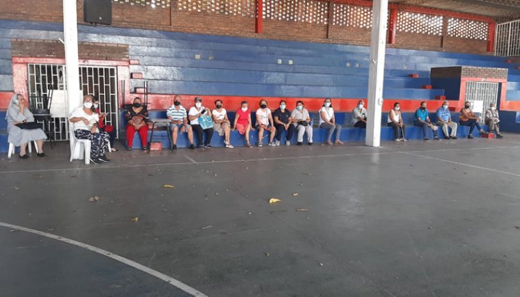 Jornada especial para vacunar con las segundas dosis de Pfizer y Sinovac, contra COVID-19, a los adultos mayores de 60 años. / Foto: Gerson Correa