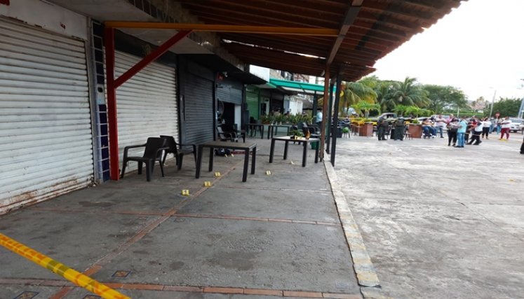 El ataque ocurrió mientras las víctimas tomaban cerveza alrededor de algunos bares en La Parada.