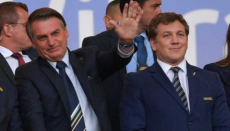 El presidente de Brasil Jair Bolsonaro (izquierda), y su gabinete aprobaron la organización de la Copa América 2021.