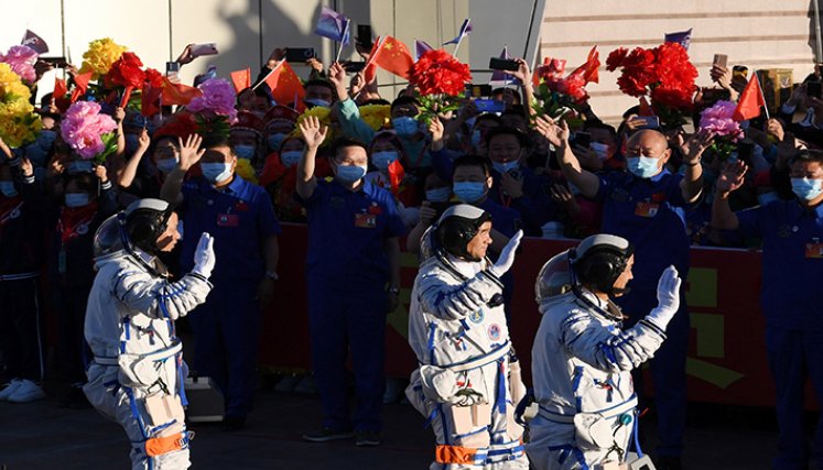 Los chinos están emosionados con su nueva misión espacial.