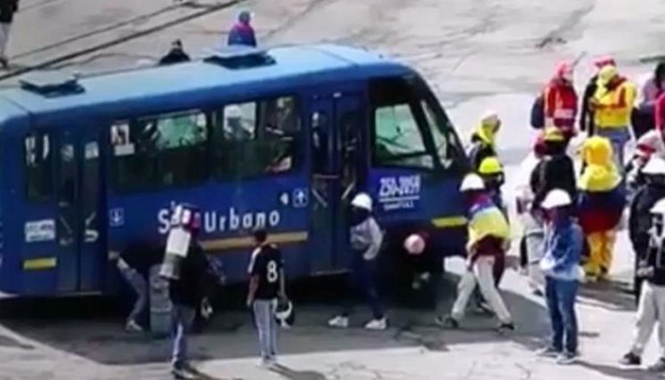 Manifestantes secuestraron seis buses del sistema Integrado de Transmilenio, con pasajeros a bordo, en Usme, Bogotá.  