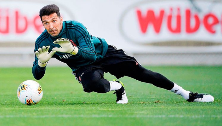 Gianluigi Buffon atajará en el Parma.