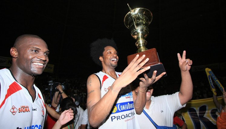 El estadounidense Carlos Rogers dando la vuelta olímpica con el trofeo.