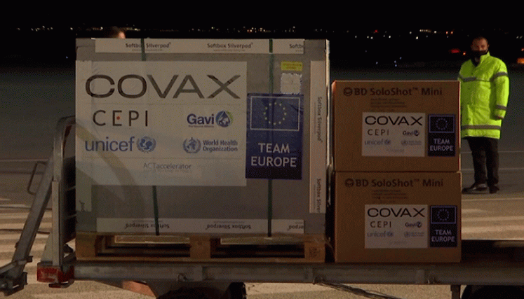 Mediante el sistema Covax, se llevan entregadas 80 millones de dosis en 127 territorios. El 97% de ellas son de la vacuna AstraZeneca y en el resto de Pfizer-BioNTech. / Foto AFP