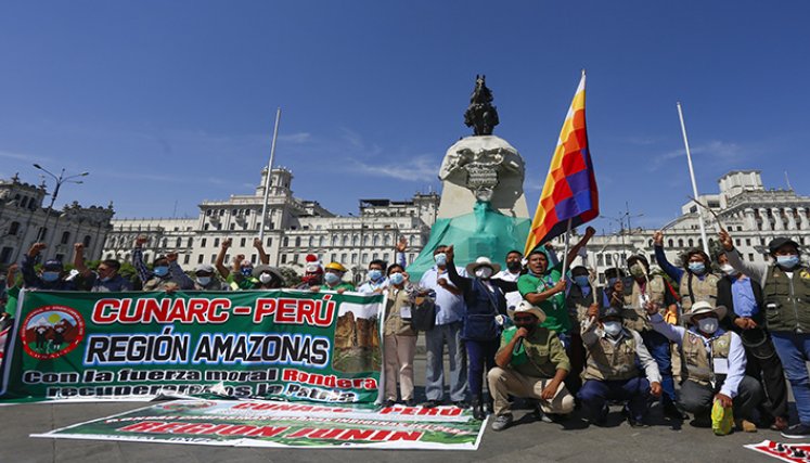 Hombres y mujeres campesinos realizan una vigilia permanente frente a sedes gubernamentales.